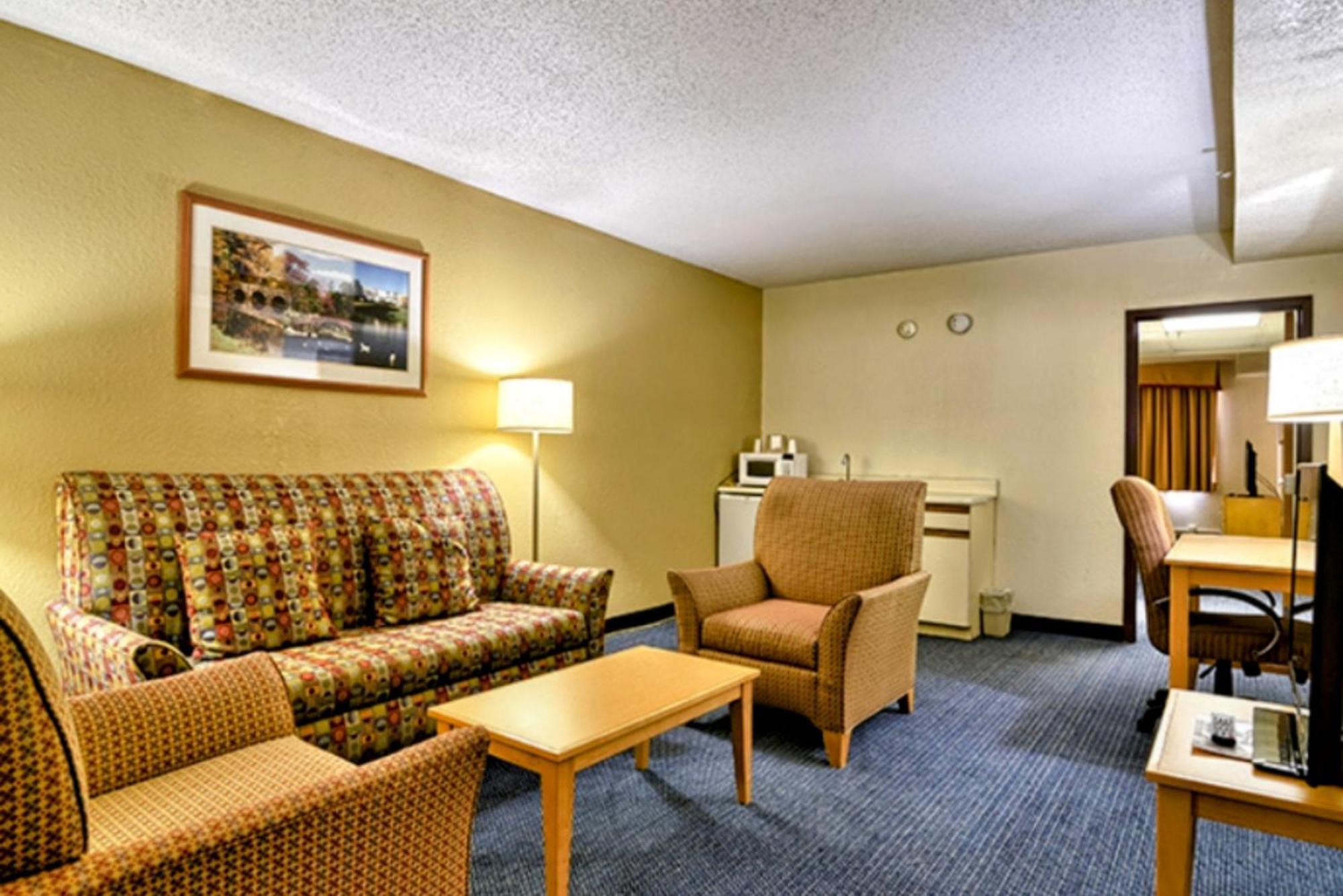 Katahdin Inn & Suites Millinocket Екстер'єр фото