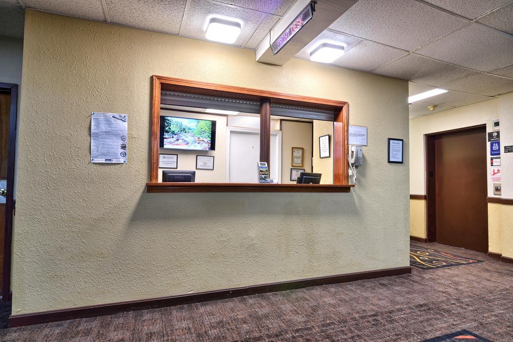 Katahdin Inn & Suites Millinocket Екстер'єр фото