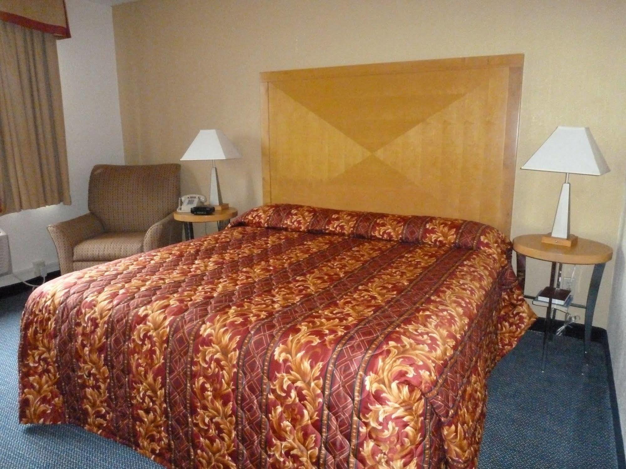 Katahdin Inn & Suites Millinocket Екстер'єр фото